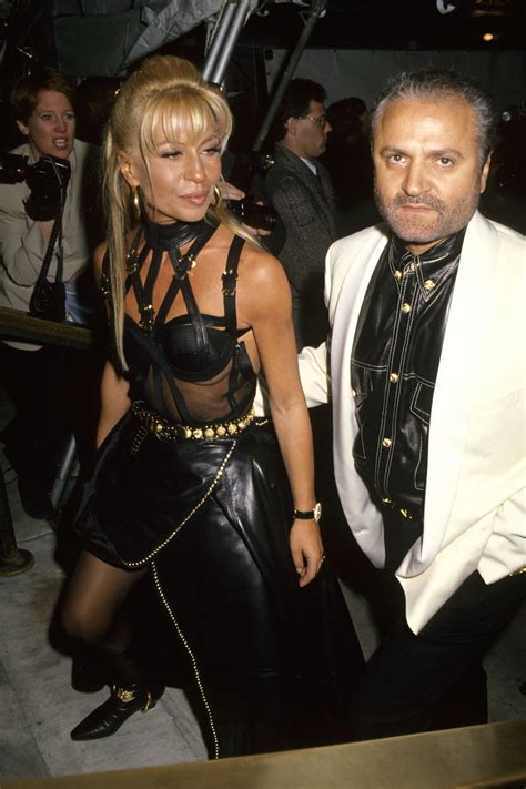 donatella versace sfila con vestito di gianni versace|gianni versace sister pics.